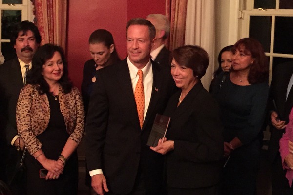 Feli Sola-Carter Receives Award for Outstanding Education Advocate from Governor